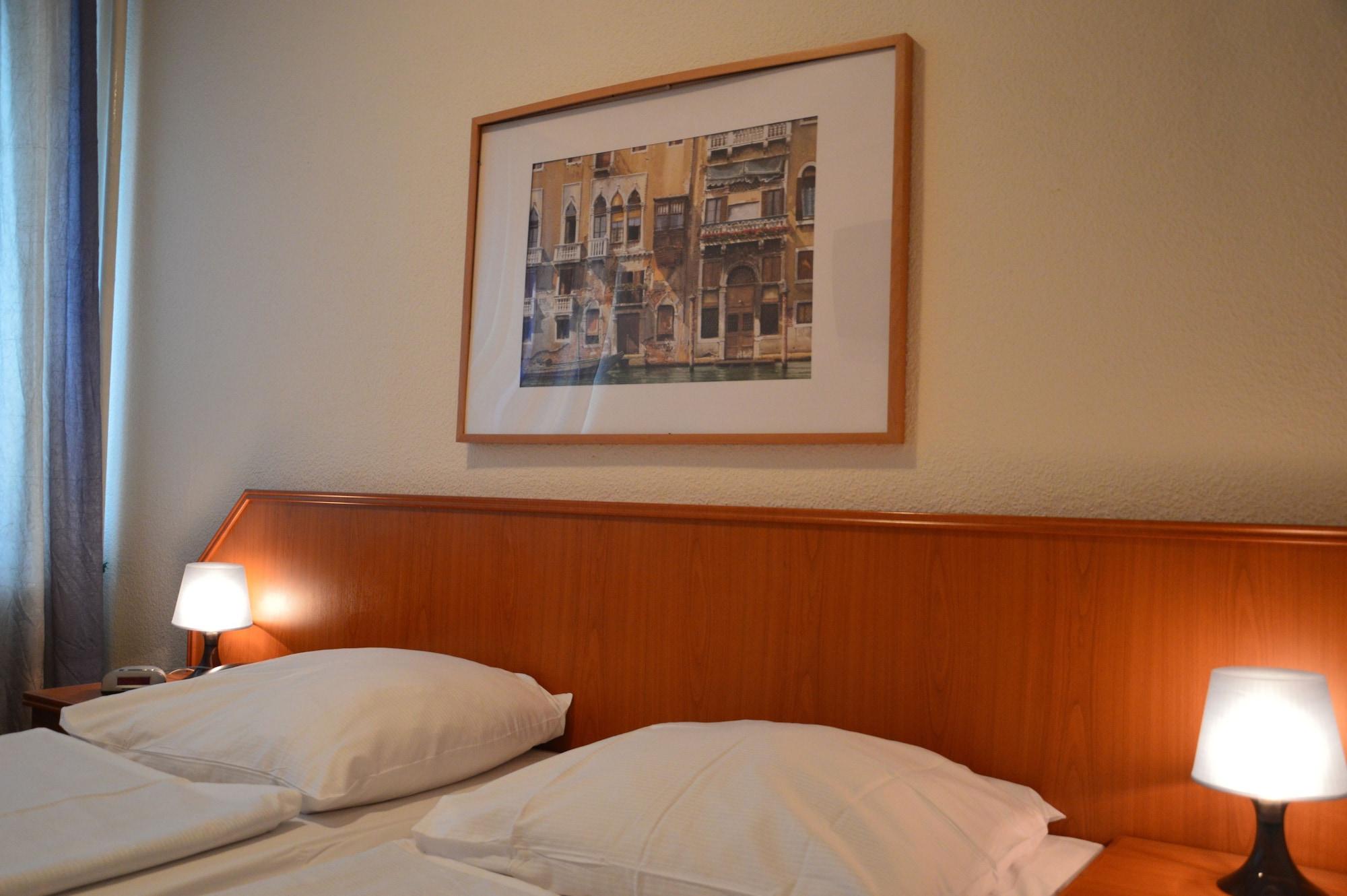 Hotel Mercedes/Centrum Хамбург Екстериор снимка