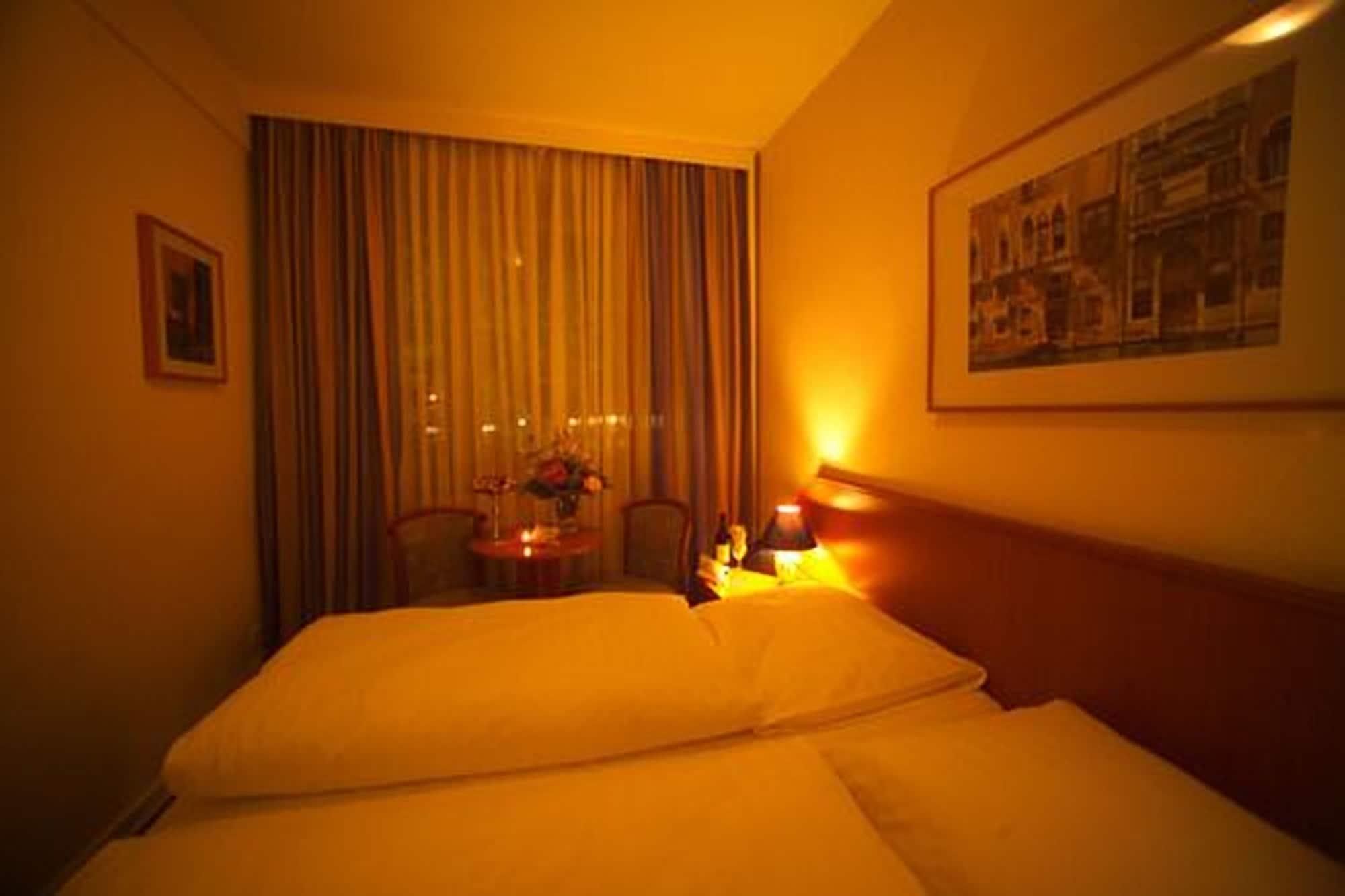 Hotel Mercedes/Centrum Хамбург Екстериор снимка